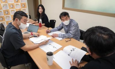 Park Chang-jin, una exsobrecargo de Korean Air que protesta contra los comportamientos abusivos en el trabajo, participa en una manifestación por un trabajador temporal que murió en un accidente laboral en Corea del Sur. Foto: Chang W. Lee/The New York Times