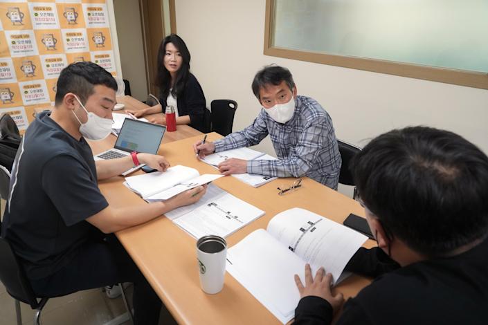 Park Chang-jin, una exsobrecargo de Korean Air que protesta contra los comportamientos abusivos en el trabajo, participa en una manifestación por un trabajador temporal que murió en un accidente laboral en Corea del Sur. Foto: Chang W. Lee/The New York Times