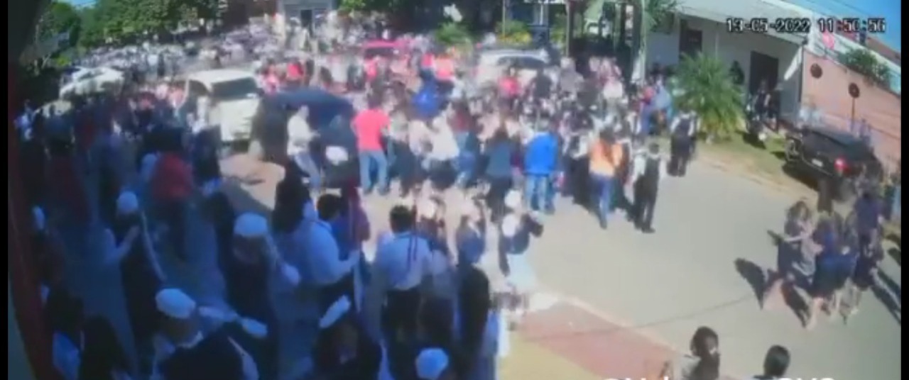 Estampida de gente luego de la bomba de gas. Foto: captura de pantalla