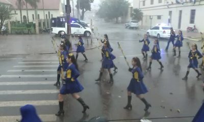 El desfile se desarrolló bajo una copiosa lluvia. Foto: Captura de video