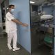 Un sanitario, en la UCI del Hospital de Sant Pau, en Barcelona. Foto: El País.