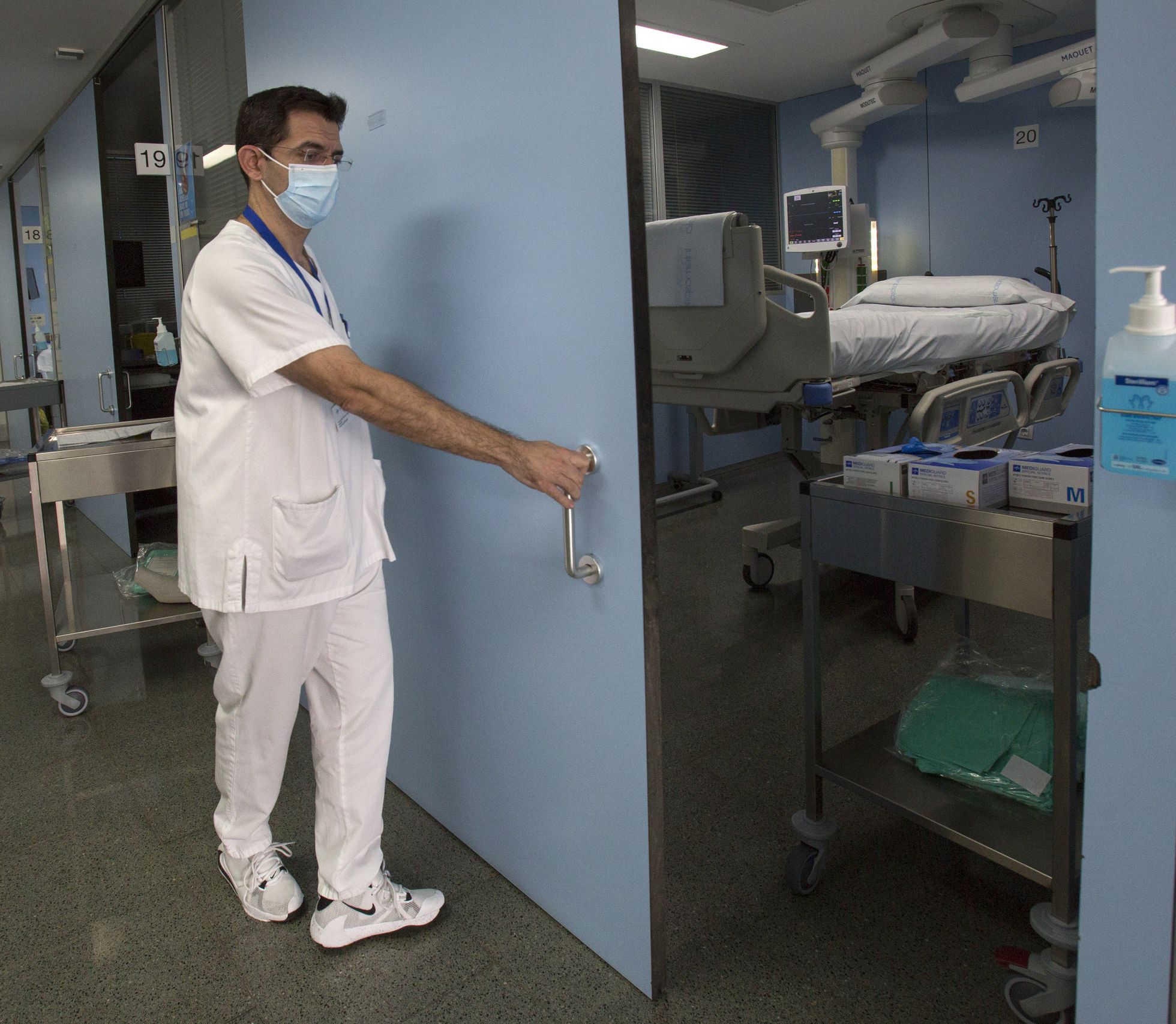 Un sanitario, en la UCI del Hospital de Sant Pau, en Barcelona. Foto: El País.