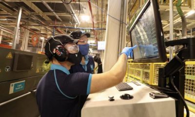 Trabajadores en una fábrica de aluminios en Guarambaré. Foto: Gentileza