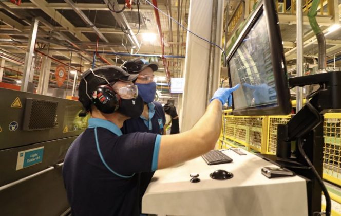 Trabajadores en una fábrica de aluminios en Guarambaré. Foto: Gentileza