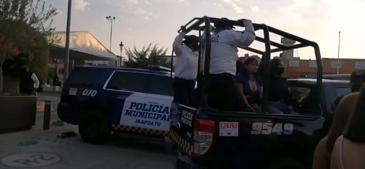 Diversos videos en redes muestran a policías mujeres golpeando, sometiendo y arrestando a las manifestantes. en Irapuato. Foto: Gentileza.