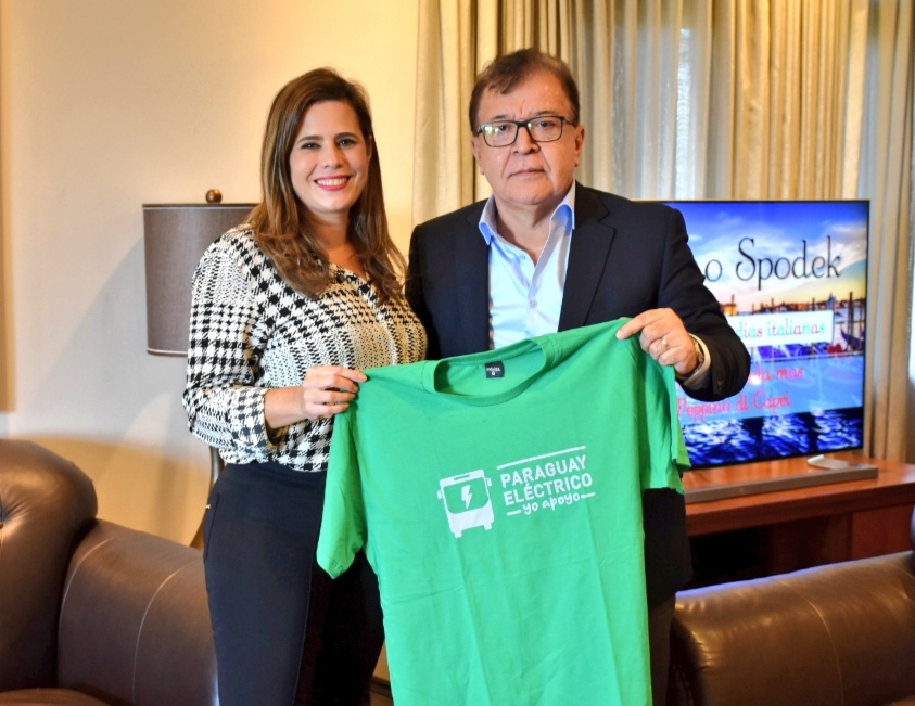 Kattya González visitó a Nicanor Duarte Frutos, director de la EBY, para hablar de su campaña de buses eléctricos. Foto: Gentileza