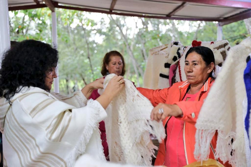 Artesanas también recibieron el sello. Foto: Senatur