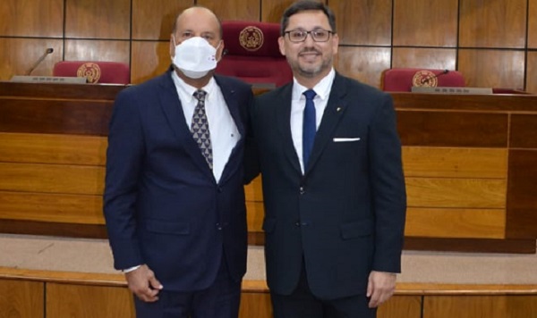 Senador Lucas Aquino junto al presidente del Congreso, Óscar Salomón. Foto: Senado.