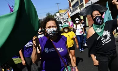 Grupos feministas en El Salvador piden que los abortos involuntarios sean tratados como problemas de salud pública. Foto: BBC Mundo