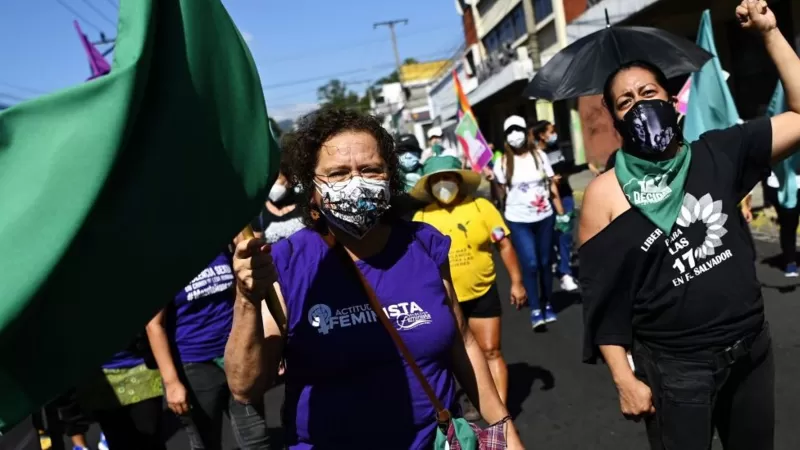 Grupos feministas en El Salvador piden que los abortos involuntarios sean tratados como problemas de salud pública. Foto: BBC Mundo