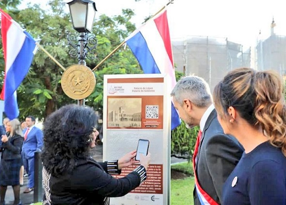 La Ministra de Turismo muestra el circuito al presidente Mario Abdo. Foto: Gentileza