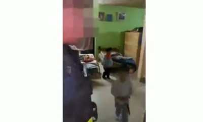 Niños abandonados retirados. Foto: captura de video.