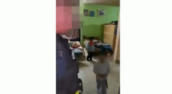 Niños abandonados retirados. Foto: captura de video.