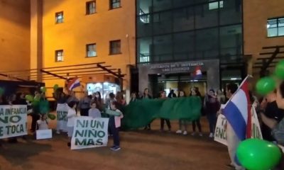 Padres alumnos del colegio, en manifestación frente a la fiscalía. Foto: Captura de video.