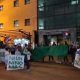 Padres alumnos del colegio, en manifestación frente a la fiscalía. Foto: Captura de video.