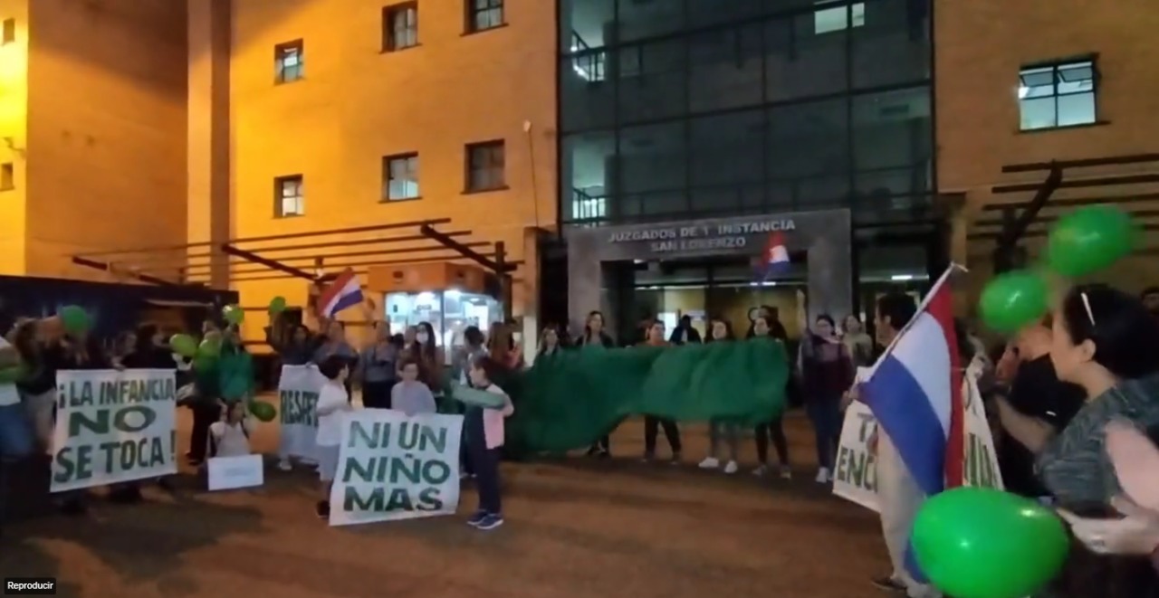 Padres alumnos del colegio, en manifestación frente a la fiscalía. Foto: Captura de video.