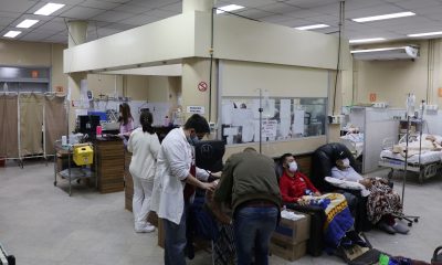 Unidad de Urgencia lleno de pacientes con cuadros respiratorios. Foto referencial