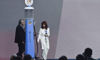 El presidente de Argentina, Alberto Fernández, y su vicepresidenta, Cristina Kirchner, participan de la conmemoración del centenario de la petrolera estatal YPF, el 3 de junio de 2022 en Buenos Aires. Foto: El País