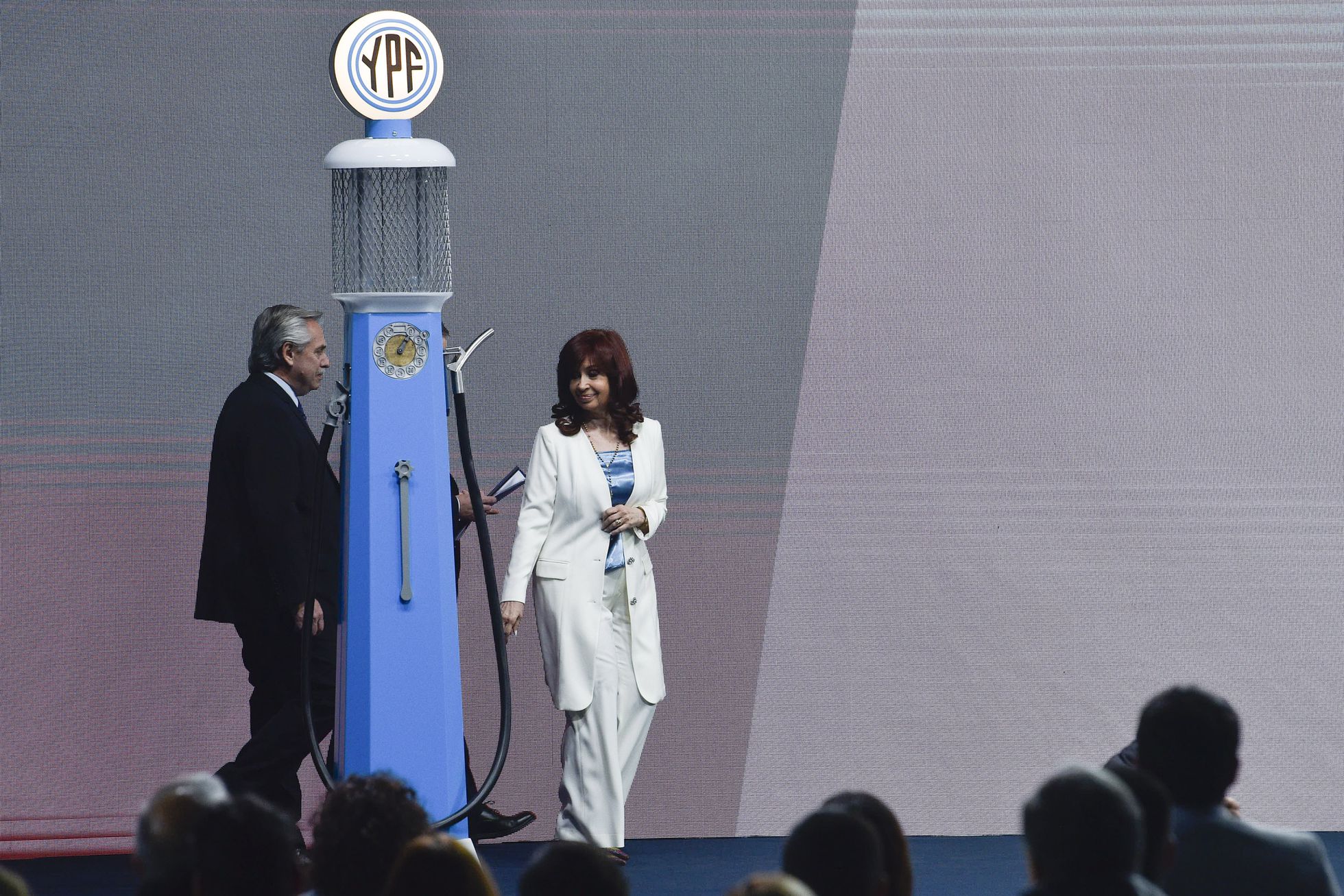 El presidente de Argentina, Alberto Fernández, y su vicepresidenta, Cristina Kirchner, participan de la conmemoración del centenario de la petrolera estatal YPF, el 3 de junio de 2022 en Buenos Aires. Foto: El País