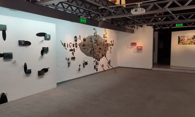 Vista de sala. Obras de Coco González Lohse, Víctor Hugo Bravo, Joaquín Sánchez y Marcos López. Cortesía