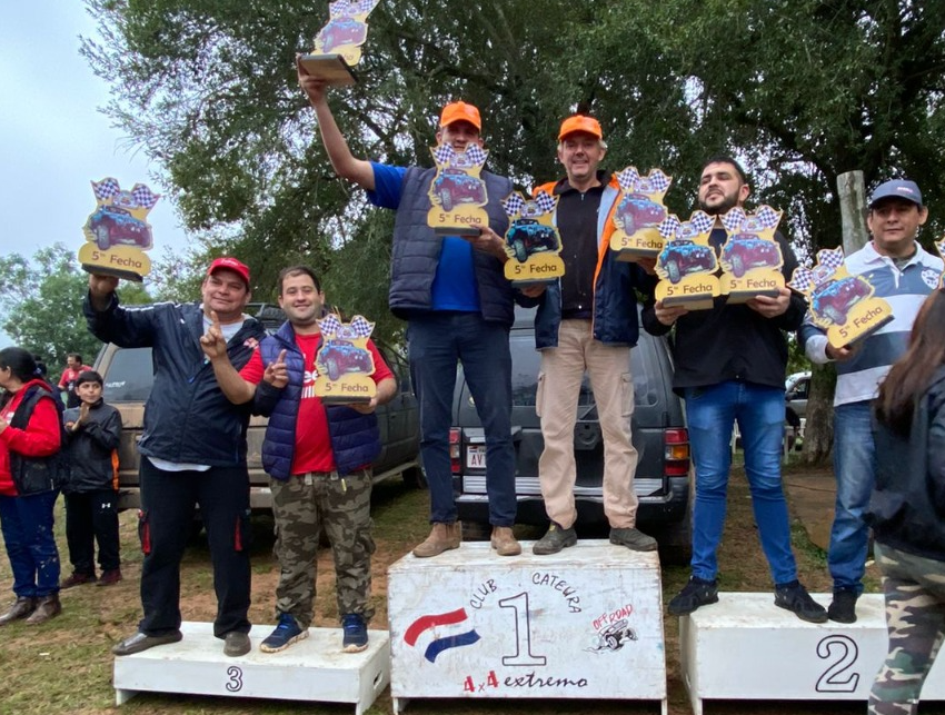 Volker Huber de la Colonia Independencia y Otto Petersen en lo más alto del podio al ganar la general y su clase. Foto: Gentileza