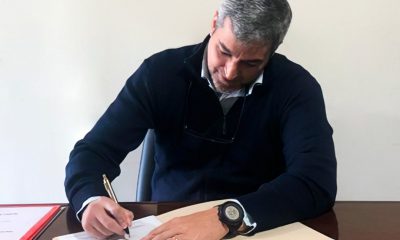 Mario Abdo Benítez firma el documento donde acepta ser presidente de la ANR. Foto: Twitter @MaritoAbdo