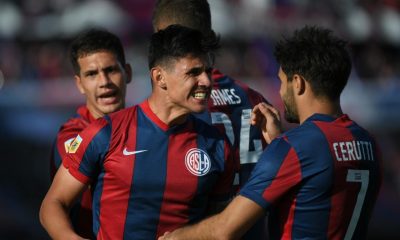 Adam Bareiro festeja su gol con sus compañeros. Foto: @SanLorenzo