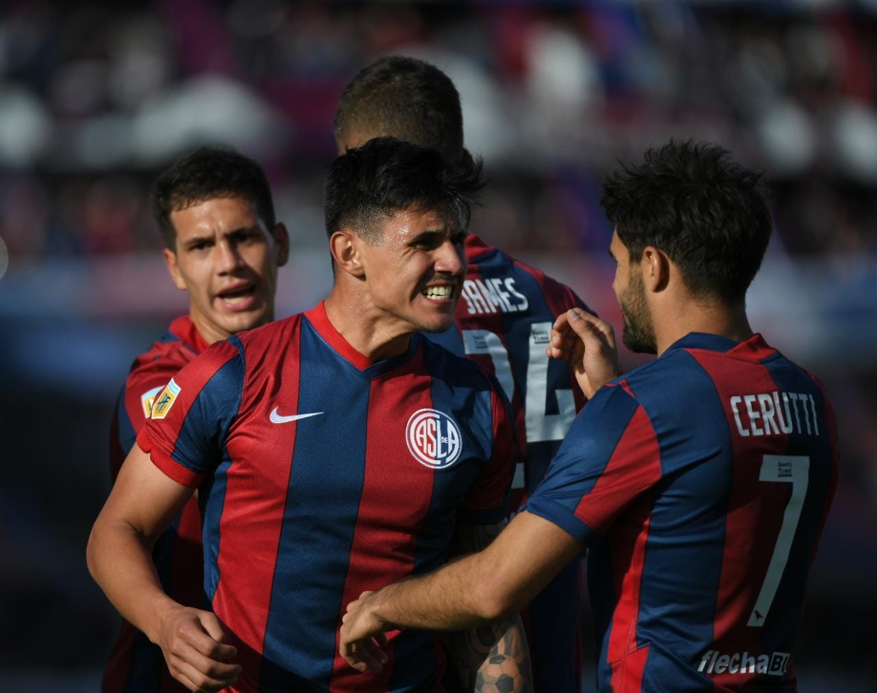 Adam Bareiro festeja su gol con sus compañeros. Foto: @SanLorenzo