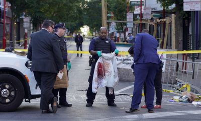 Agentes de la policía de Filadelfia investigan el lugar del tiroteo, este domingo. Foto: El País