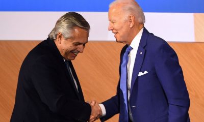Alberto Fernández y Joe Biden, presidente de Argentina y Estados Unidos, en la Cumbre de las Américas. Foto: Infobae