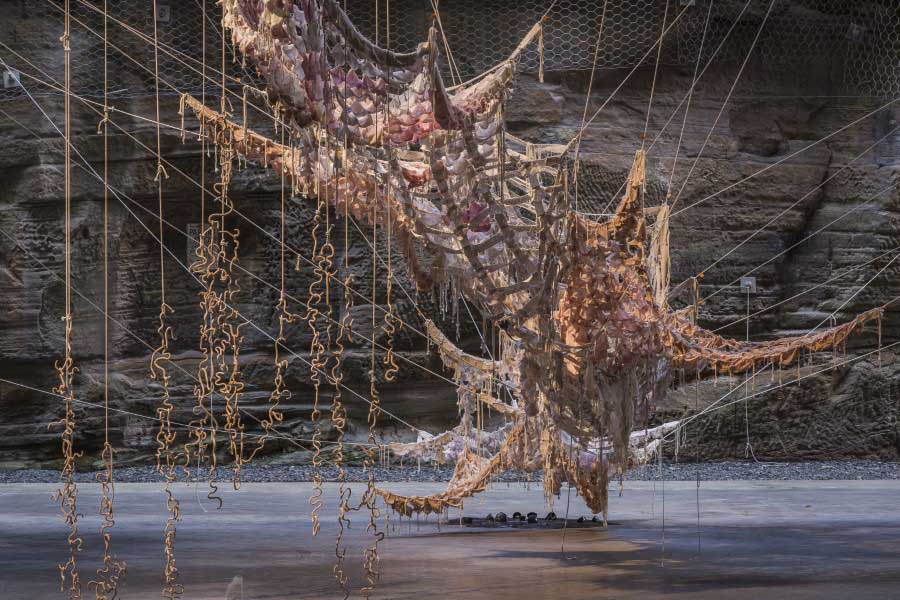 23ª Bienal de Sydney, 2022. Paula de Solminihac, “Pond”, 2021; “Worm Column”, 2021; y “Fogcatcher”, 2018-2021. Cortesía de la artista. The Cutaway, Barangaroo (Document Photography)
