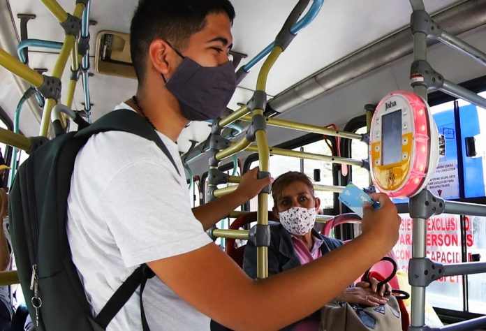 El pasaje convencional cuesta actualmente 2.300 y el diferenciado 3.400 guaraníes. Foto: Agencia IP