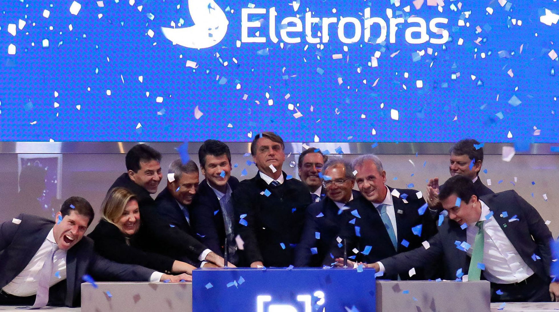 Bolsonaro toca la campana en la Bolsa de Sao Paulo este martes. Foto: El País