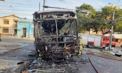 El bus se incendió completamente. Foto: Gentileza.
