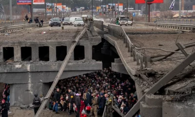 Cientos de personas que escapan de la guerra en Kyiv refugiadas bajo un puente destruido sobre el río Irpin en una imagen del 5 de marzo. Foto: Infobae