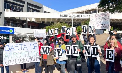 Ciudadanos, referentes políticos y activistas se manifestaron este miércoles en la Comuna de Asunción contra el proyecto de subasta de terrenos de la Costanera. (Foto: @JohannaParaguay)