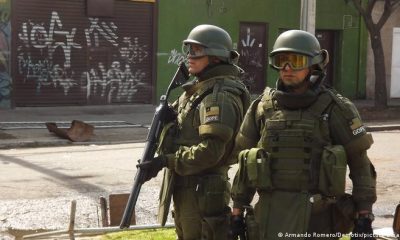 Dos carabineros, policías militares chilenos, fuertemente armados. Foto: DW