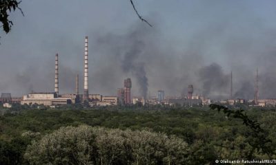 El Ministerio de Defensa de Rusia abrirá el miércoles un corredor humanitario para evacuar a los aproximadamente 500 civiles que se encuentran refugiados en la planta química de Azot. Foto: DW.