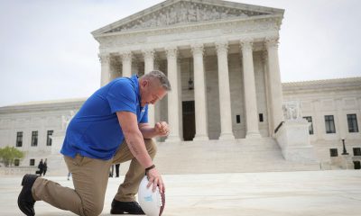 El exentrenador Joseph Kennedy se arrodilla ante la sede del Supremo. Foto: El País