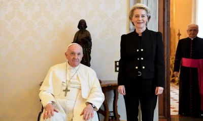 El papa Francisco se reúne con la presidenta de la Comisión Europea, Ursula von der Leyen, en el Vaticano el 10 de junio de 2022. Foto: Infobae