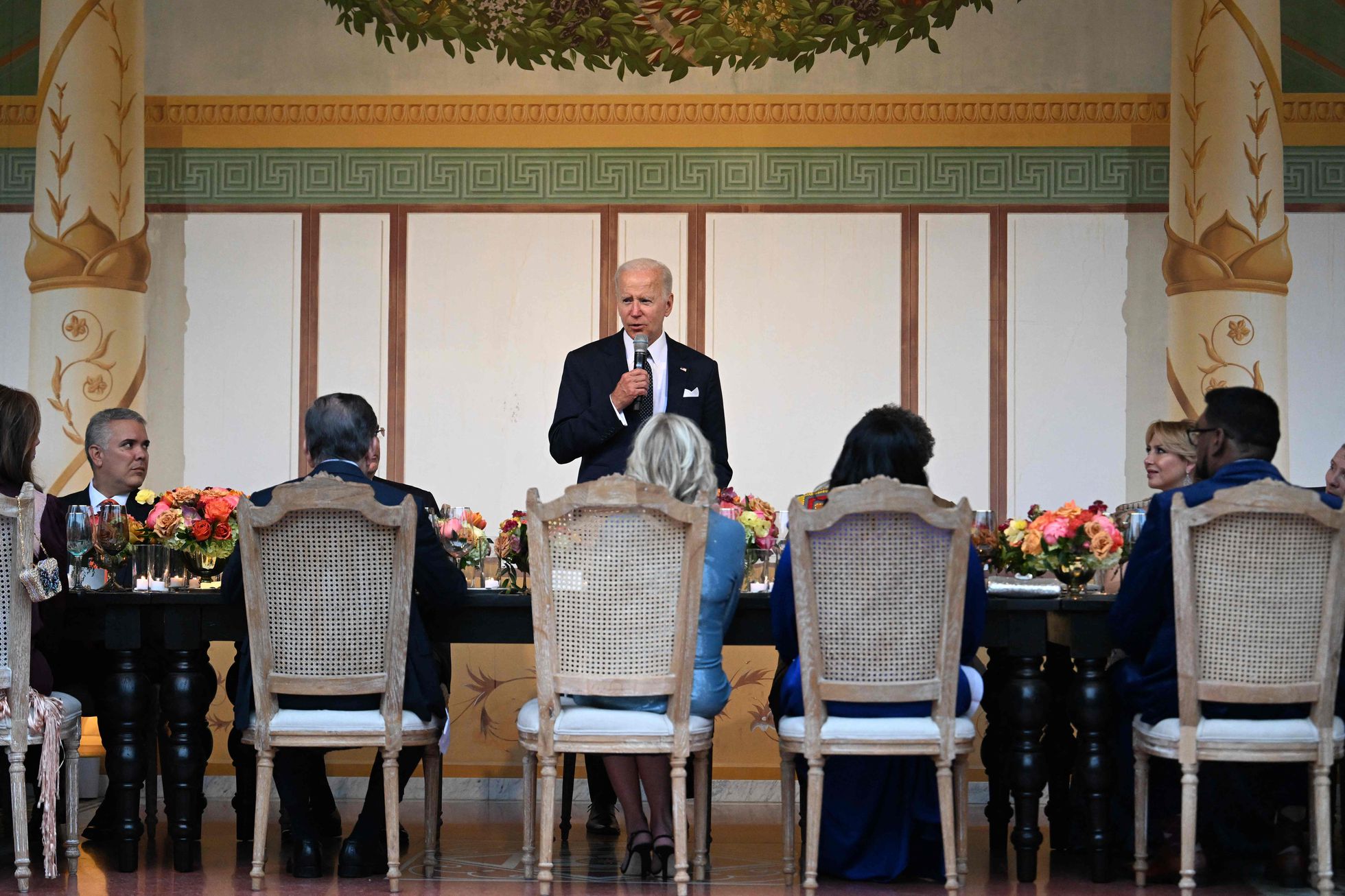 El presidente de Estados Unidos, Joe Biden, interviene en una cena con los jefes de Estado y de Gobierno y sus parejas durante la Cumbre de las Américas en Los Ángeles. Foto: El País