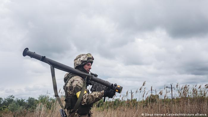 El presidente de Francia se comprometió con Ucrania a dotarlos de más armas pesadas. Foto: DW