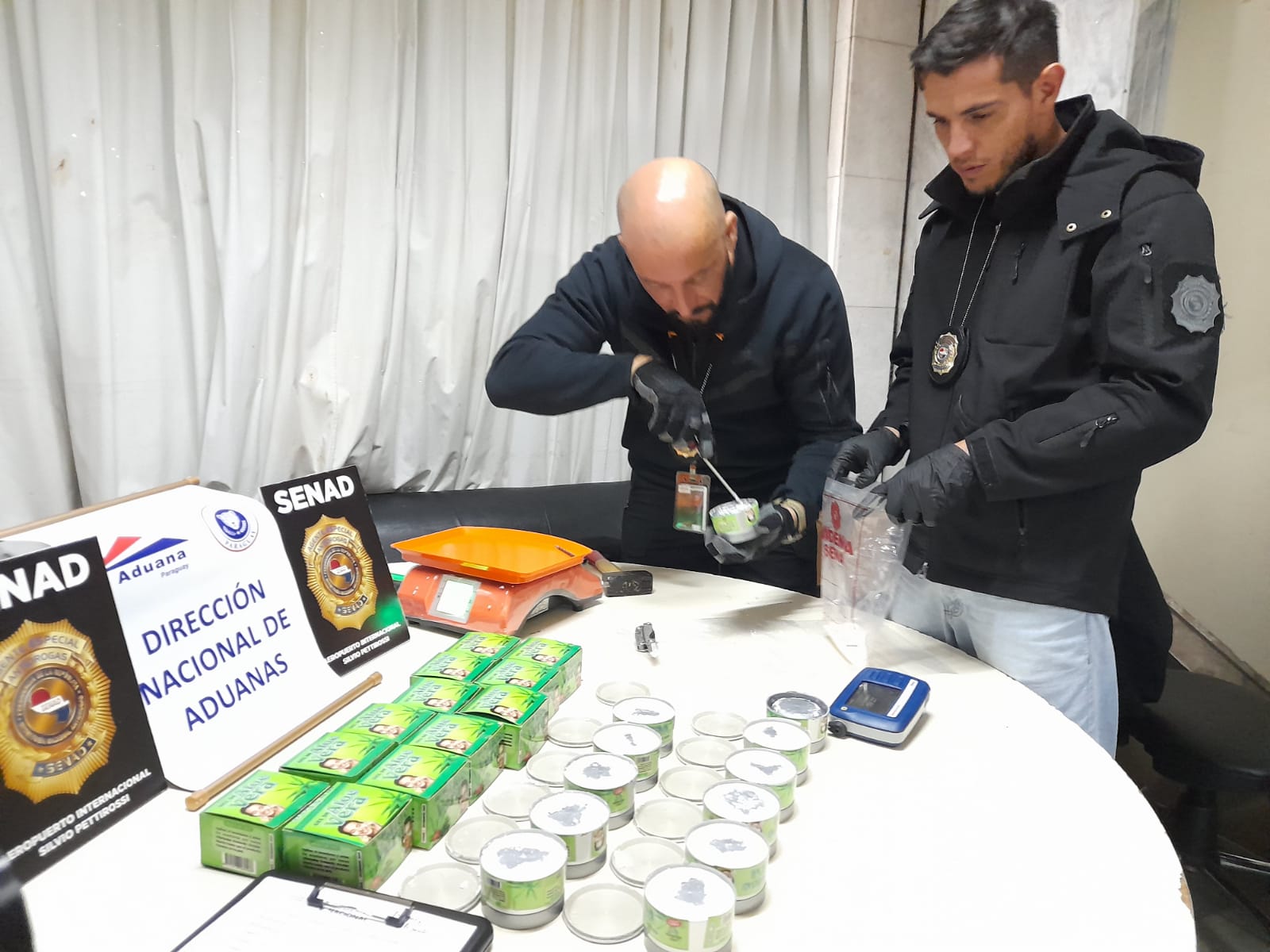 Se trata de 12 potes de gel de aloe vera que tienen doble fondo con cocaína. Foto: 780 AM