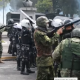 Enfrentamiento entre policias y manifestantes en Quito, Ecuador. Foto: Captura de pantalla.