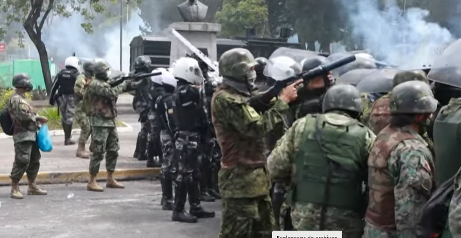 Enfrentamiento entre policias y manifestantes en Quito, Ecuador. Foto: Captura de pantalla.