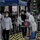 Este lunes, las autoridades iniciaron en Pekín una campaña de pruebas masivas de covid por tres días. Foto: BBC Mundo.