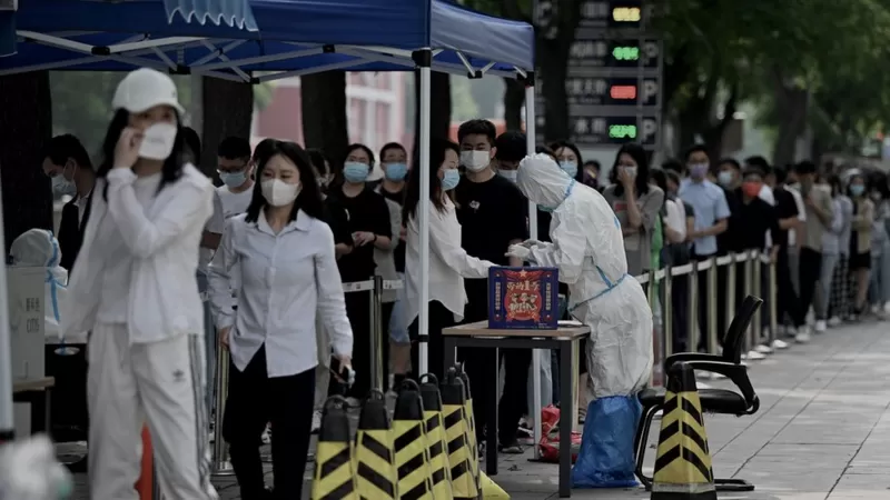 Este lunes, las autoridades iniciaron en Pekín una campaña de pruebas masivas de covid por tres días. Foto: BBC Mundo.