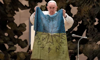 Francisco sostiene una bandera ucraniana en el Vaticano. Foto: Infobae