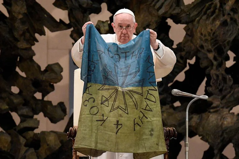 Francisco sostiene una bandera ucraniana en el Vaticano. Foto: Infobae