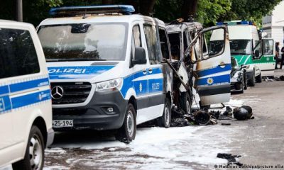 Furgones incendiados en Múnich, antes de la cumbre del G7. Foto: DW